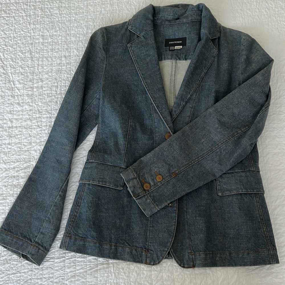 Vintage Women’s Zara denim jacket/removable faux fur collar. Size 8. Like new!